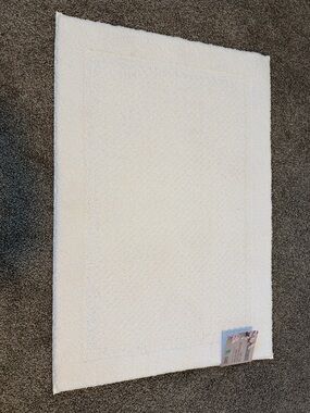 New PURELY INDULGENT bath rug
White color, super soft. Measures 24 x 36 inches